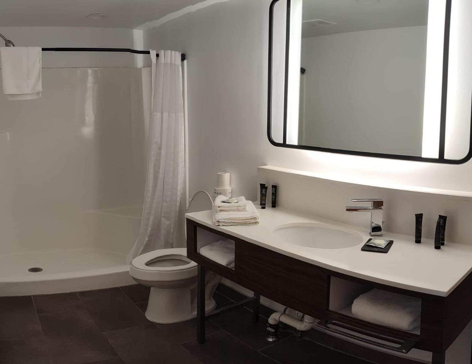 Penn Lodge Hotel & Suites Philadelphia - เบนเซเลม ภายนอก รูปภาพ